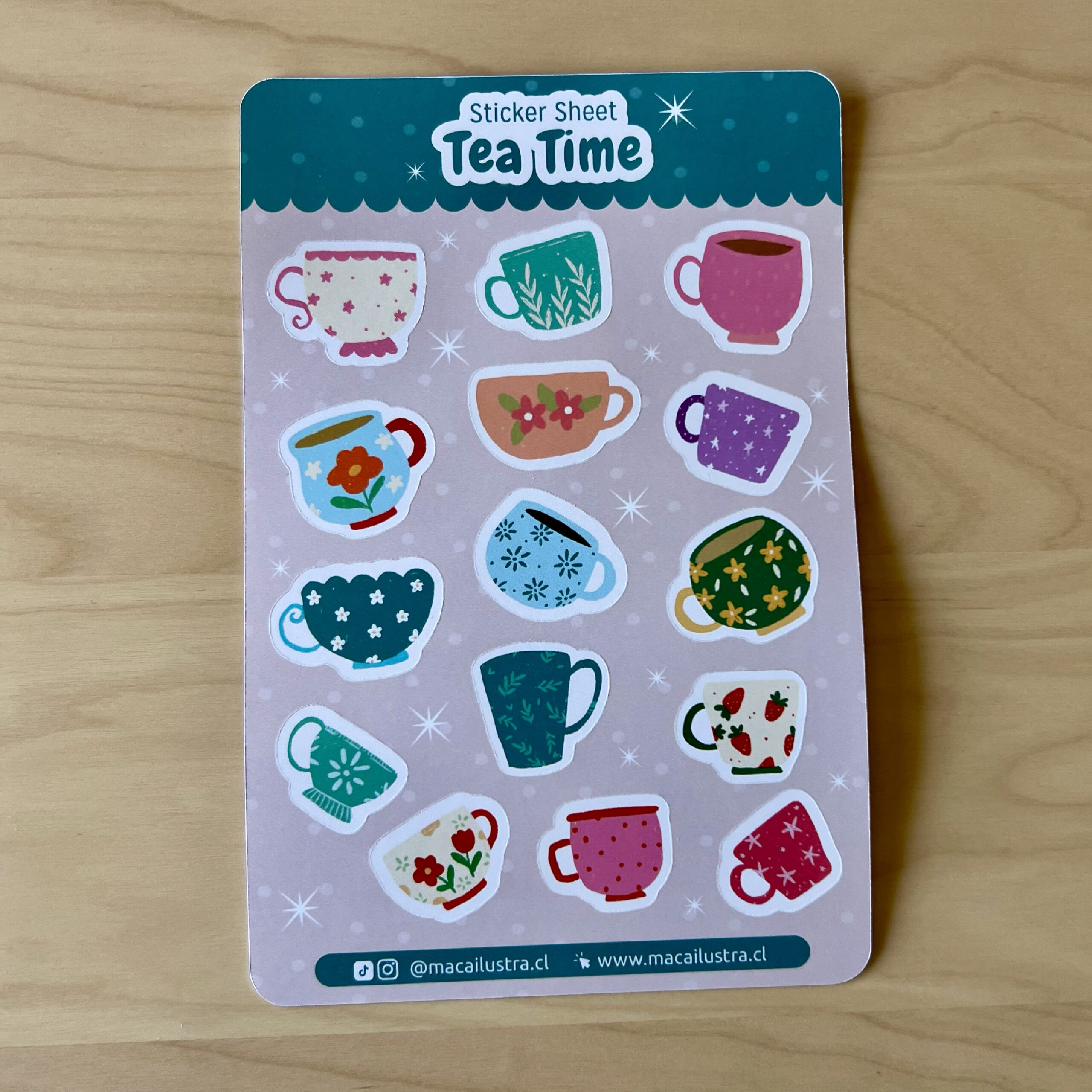 Sticker sheet Tea Time de 17 × 11 cm con 15 stickers de tazas y tacitas ilustradas con flores, estrellas y diferentes patrones de colores. Sticker sheet Tea Time de 17 × 11 cm con 15 stickers de tazas y tacitas ilustradas con flores, estrellas y diferentes patrones de colores.