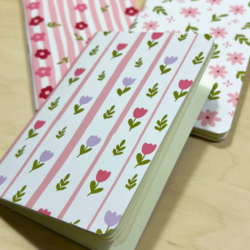 Set de mini libretas florales Petals con portadas ilustradas de tulipanes y flores en tonos rosados y pastel. Set de mini libretas florales Petals con portadas ilustradas de tulipanes y flores en tonos rosados y pastel.