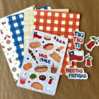 Set Viva Chile para journaling de Fiestas Patrias con 4 papeles decorativos, sticker sheet y 5 stickers holográficos de estrellas.
